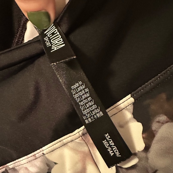 Victoria Sport Floral Biker Shorts size xs - Picture 3 of 4